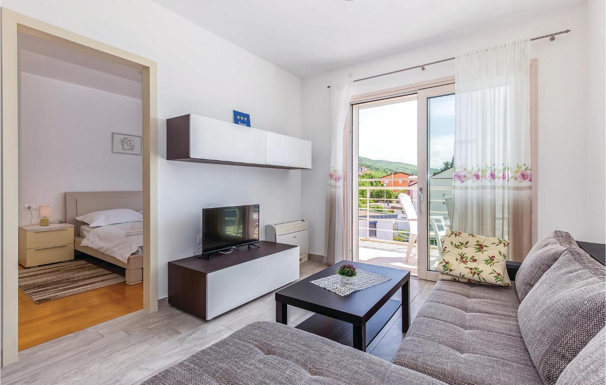 1 Bedroom Nice Apartment In Crikvenica Exterior foto